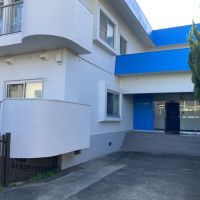 逗子市新宿二丁目の賃貸物件/建物の外観。住宅街側にエントランスがあります