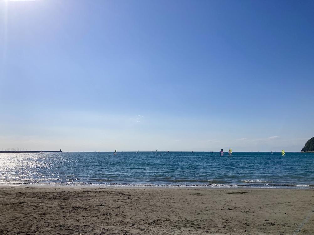 逗子市新宿二丁目の賃貸物件/周辺｜思い立ったらすぐに海に行ける距離感です（地下道を通ります）