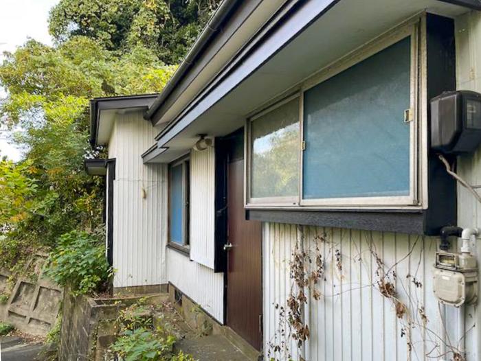 鎌倉市材木座二丁目の売買物件/中央の茶色いドアが玄関