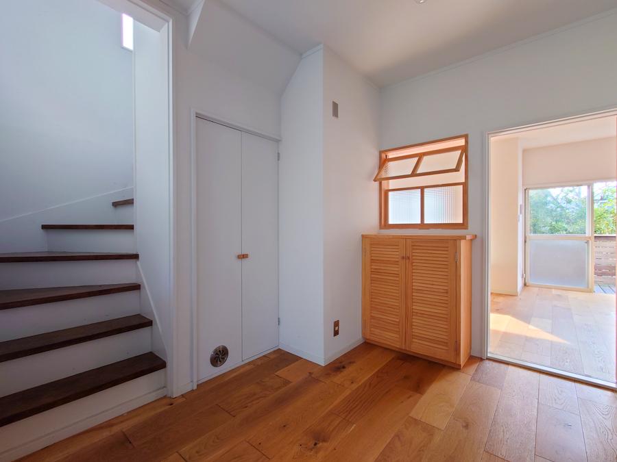 横須賀市秋谷一丁目の賃貸物件/玄関ホール｜木製建具とフローリングが調和しつつ、明るく開放的な印象