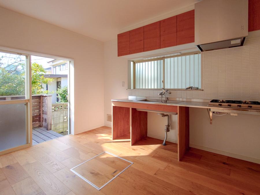 横須賀市秋谷一丁目の賃貸物件/キッチン｜キャビネットの落ち着いた色合いがかわいい