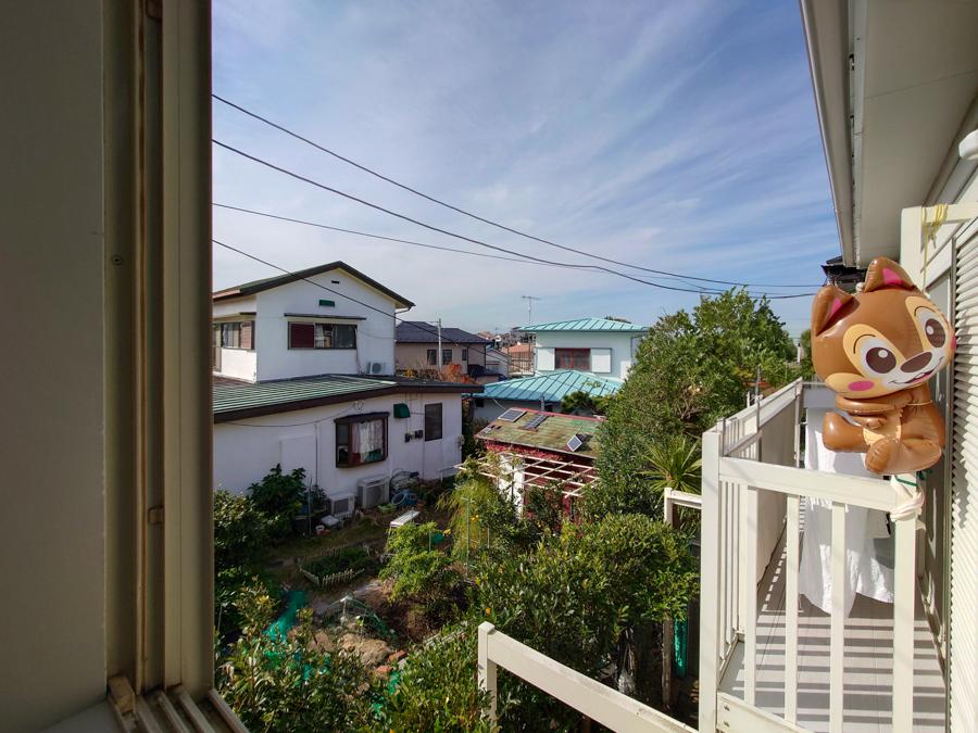 横須賀市秋谷一丁目の賃貸物件/2階洋室6帖の西側の窓｜目を引くものがありますが、遠くには海と江ノ島が