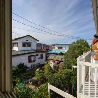 横須賀市秋谷一丁目の賃貸物件/2階洋室6帖の西側の窓｜目を引くものがありますが、遠くには海と江ノ島が