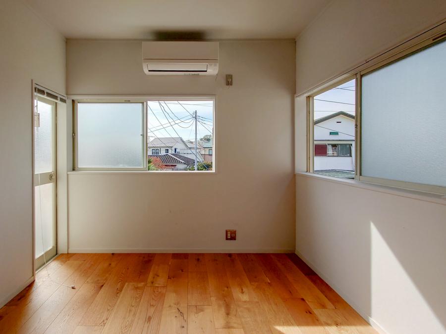 横須賀市秋谷一丁目の賃貸物件/2階洋室6帖｜左奥の扉からベランダにも出ることができます