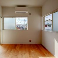 横須賀市秋谷一丁目の賃貸物件/2階洋室6帖｜左奥の扉からベランダにも出ることができます