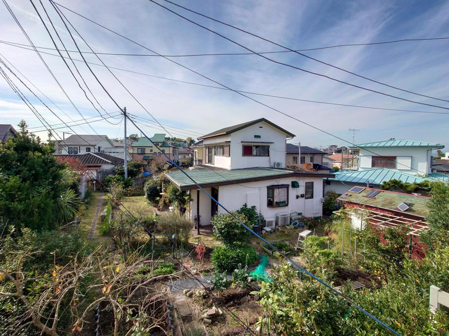 横須賀市秋谷一丁目の賃貸物件/2階洋室6帖の南側の穏やかな風景