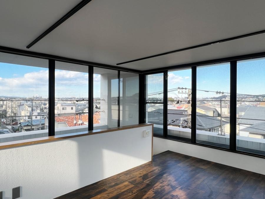 藤沢市片瀬海岸三丁目の賃貸物件/4階洋室は、ほぼ窓。屋外と気持ちよく繋がります