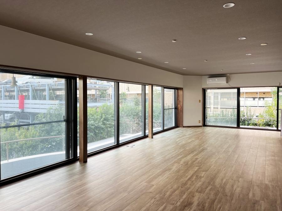 藤沢市片瀬海岸三丁目の賃貸物件/2階LDKは細長い形。窓沿いにデスクを配置するのもいい