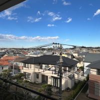藤沢市片瀬海岸三丁目の賃貸物件/4階からの眺望。写真右側には片瀬山が見えます