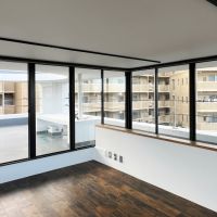 藤沢市片瀬海岸三丁目の賃貸物件/4階洋室は、四方窓で清々しい印象です