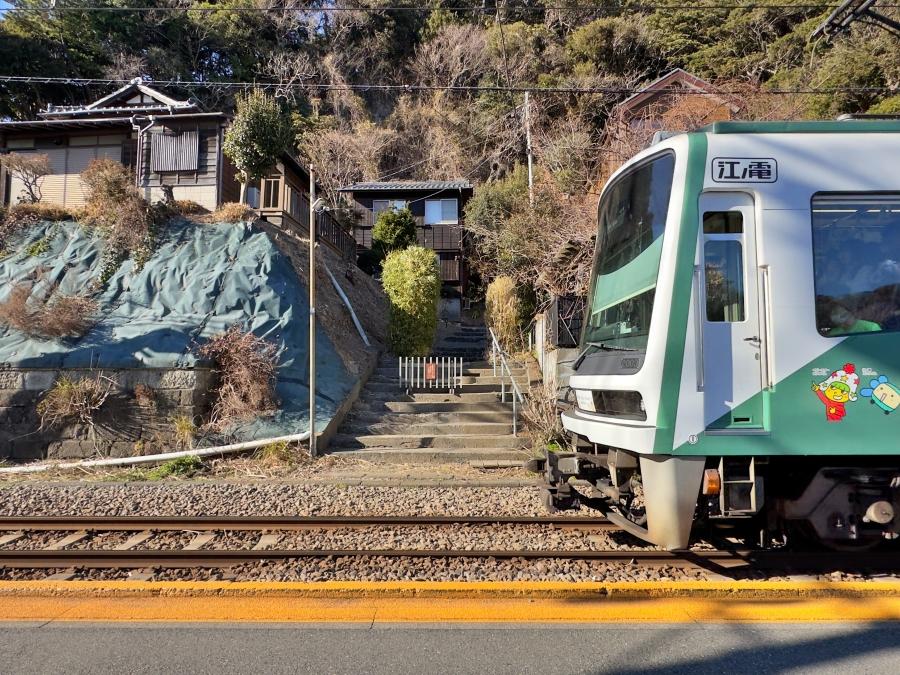 鎌倉市稲村ガ崎二丁目の賃貸物件/家は線路を渡った向こう側の正面に建っています