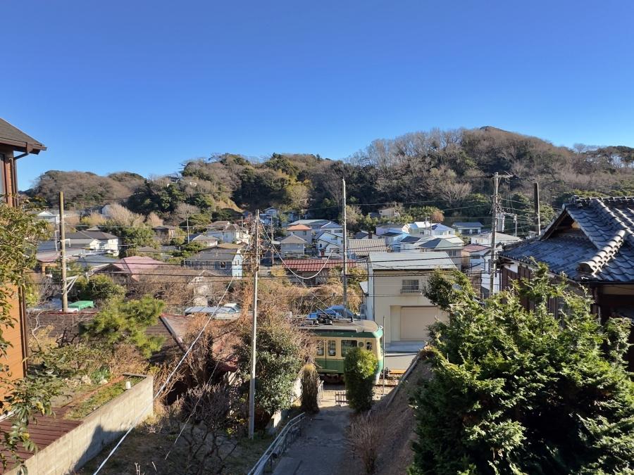 鎌倉市稲村ガ崎二丁目の賃貸物件/2階からの眺望｜真っ青な空と山と家と江ノ電