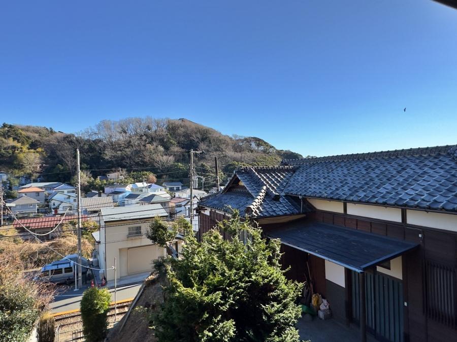 鎌倉市稲村ガ崎二丁目の賃貸物件/2階からの眺望｜手前の家はオーナーが週末に利用しています