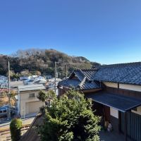 鎌倉市稲村ガ崎二丁目の賃貸物件/2階からの眺望｜手前の家はオーナーが週末に利用しています