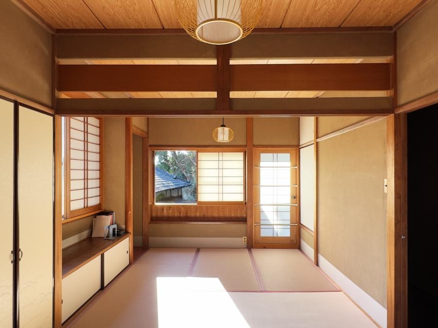 鎌倉市稲村ガ崎二丁目の賃貸物件/2階｜ドアの先はバルコニーがありますが、朽ちているため塞がれています