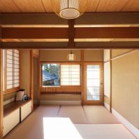 鎌倉市稲村ガ崎二丁目の賃貸物件/2階｜ドアの先はバルコニーがありますが、朽ちているため塞がれています