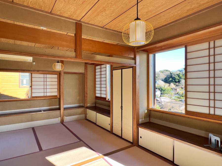 鎌倉市稲村ガ崎二丁目の賃貸物件/2階｜南東向きの窓から光が差し込みます