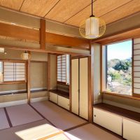 鎌倉市稲村ガ崎二丁目の賃貸物件/2階｜南東向きの窓から光が差し込みます