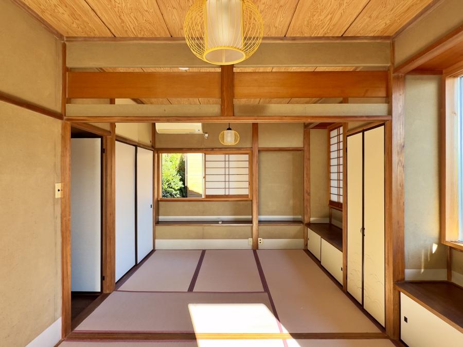 鎌倉市稲村ガ崎二丁目の賃貸物件/2階｜正面の窓下にもベンチ
