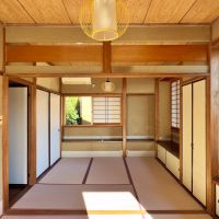 鎌倉市稲村ガ崎二丁目の賃貸物件/2階｜正面の窓下にもベンチ