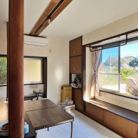 鎌倉市稲村ガ崎二丁目の賃貸物件/1階｜今は無垢のフローリングの上に白いシートフローリングが貼ってありますが撤去予定です