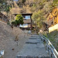 鎌倉市稲村ガ崎二丁目の賃貸物件/線路を渡って見上げるとこんな感じ。右はもう一つの賃貸物件