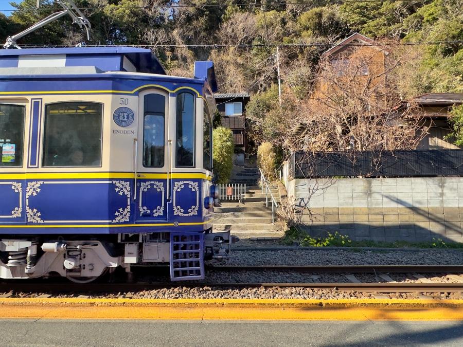 鎌倉市稲村ガ崎二丁目の賃貸物件/江ノ電と一緒に撮ろうとすると意外と難しい