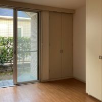 茅ヶ崎市東海岸南一丁目の賃貸物件/1階の洋室。間取り図にはない収納がありました