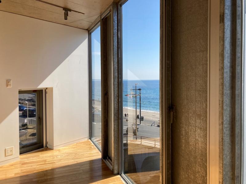 鎌倉市七里ガ浜一丁目の賃貸物件/ガラス窓はフィックス。グレーの部分が少し開きます