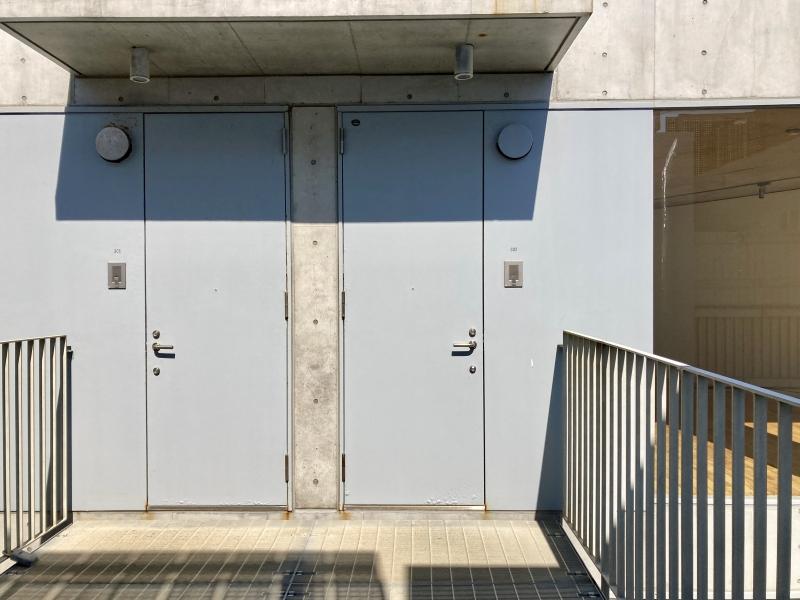 鎌倉市七里ガ浜一丁目の賃貸物件/可愛いカラーリングの玄関ドア