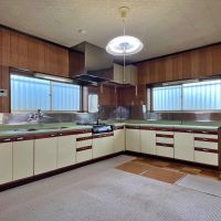 横浜市金沢区富岡西１丁目の売買物件/キッチンは妙に広いので、色々と料理研究やみんなで餃子を準備することなどもできる
