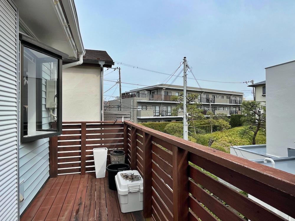 茅ヶ崎市東海岸南四丁目の売買物件/2階ウッドデッキ｜南側には借景の緑もチラリと見え、奥行きと横幅があるので洗濯物も干しやすいですし、子供を遊ばせるのにも使い勝手が良い。左の三角窓がキッチンとつながらる。