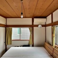 茅ヶ崎市東海岸南四丁目の売買物件/2階6畳和室｜現在はビッチリとベッドが敷き詰められていますが畳の部屋です。角部屋なので風通しは良さそうです。