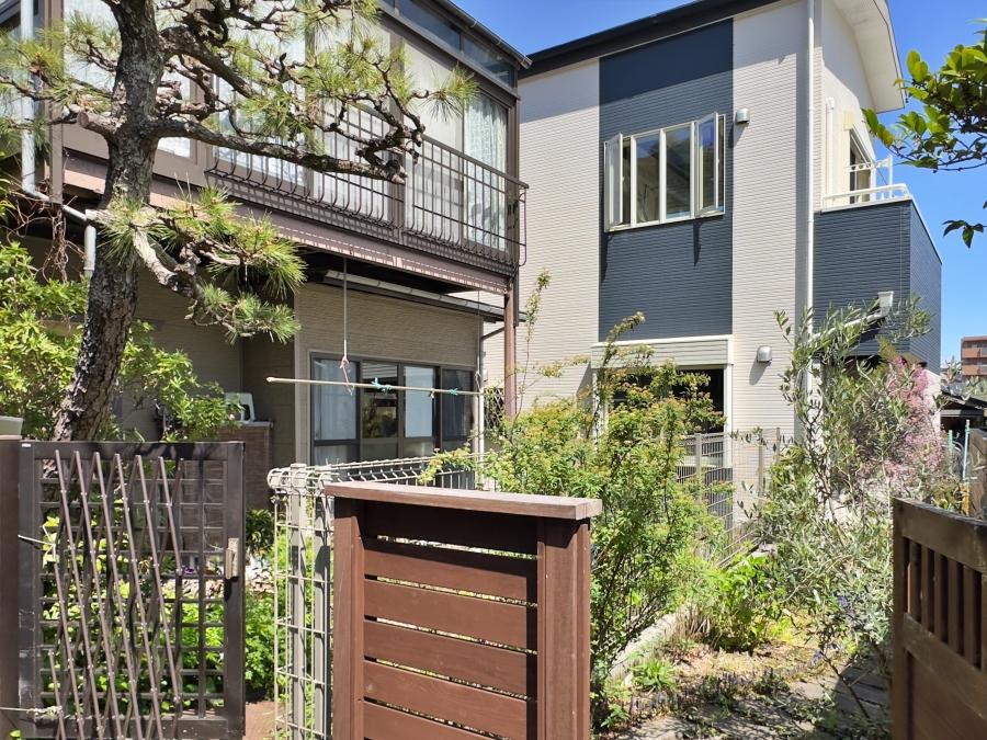 鎌倉市台の賃貸物件/外観｜右側のグレーと白の外壁の家が物件です。繋がっているように見えますが左側はお隣さん