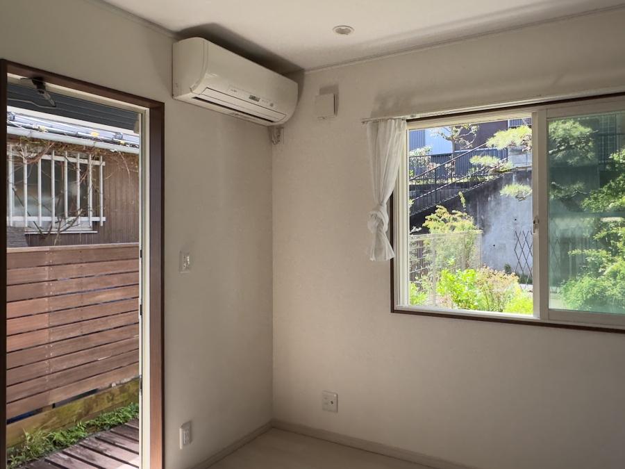 鎌倉市台の賃貸物件/1階ダイニング｜勝手口から路地状のガーデンに出ることができます