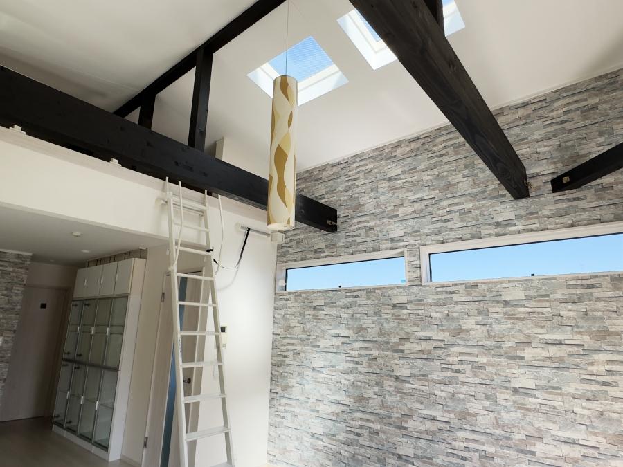 鎌倉市台の賃貸物件/2階洋室｜吹き抜けでトップライトもあるので明るい