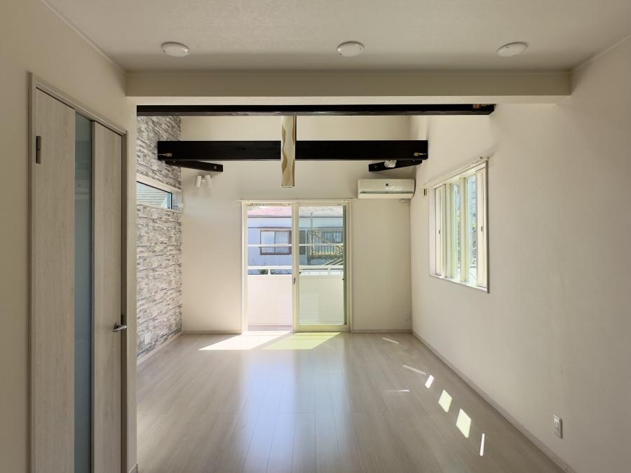 鎌倉市台の賃貸物件/2階洋室｜奥が吹き抜け、手前はロフトの関係で天井が低め