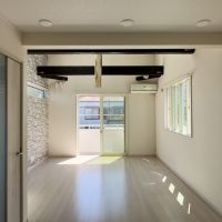 鎌倉市台の賃貸物件/2階洋室｜奥が吹き抜け、手前はロフトの関係で天井が低め