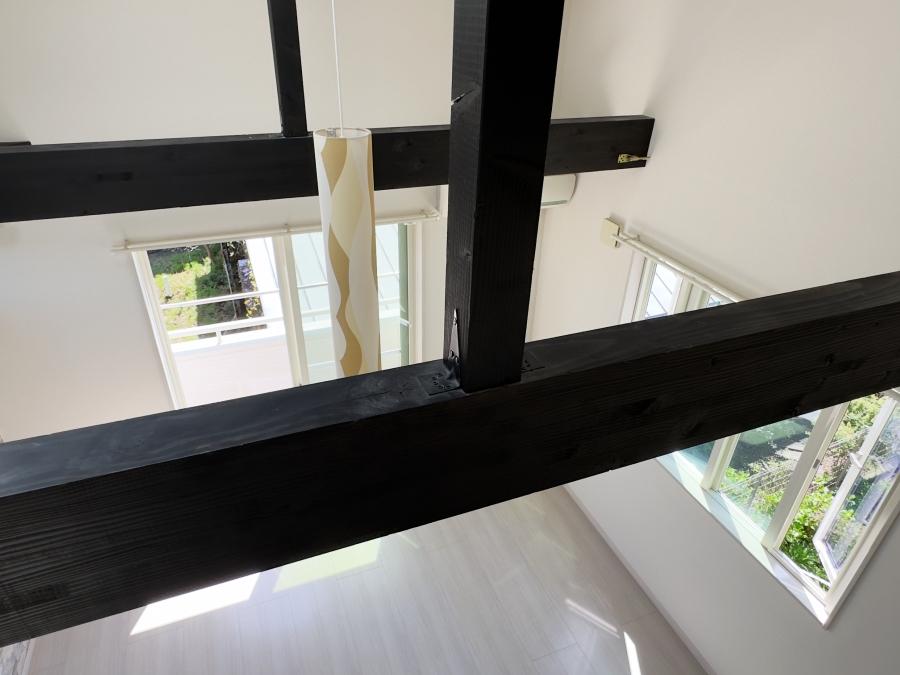 鎌倉市台の賃貸物件/ロフトから見下ろす｜黒く塗装された梁と白いクロスがアクセントに