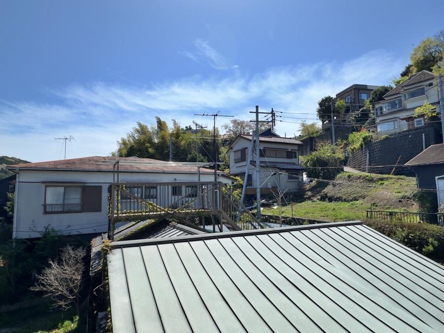 鎌倉市台の賃貸物件/バルコニーからの眺望｜前の家が平屋なので眺望がスッと抜けています