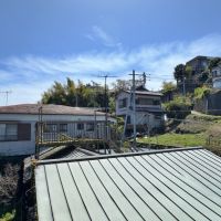 鎌倉市台の賃貸物件/バルコニーからの眺望｜前の家が平屋なので眺望がスッと抜けています