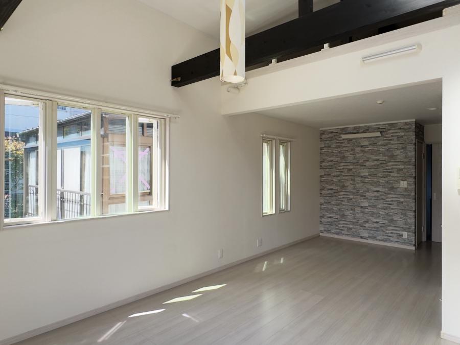 鎌倉市台の賃貸物件/2階洋室｜空間が長いので真ん中にスタッキングシェルフを置いて緩く分けてもいいかもしれません