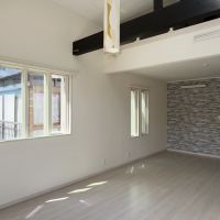 鎌倉市台の賃貸物件/2階洋室｜空間が長いので真ん中にスタッキングシェルフを置いて緩く分けてもいいかもしれません