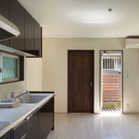 鎌倉市台の賃貸物件/ダイニング｜右の扉は外への勝手口。左の扉は収納です