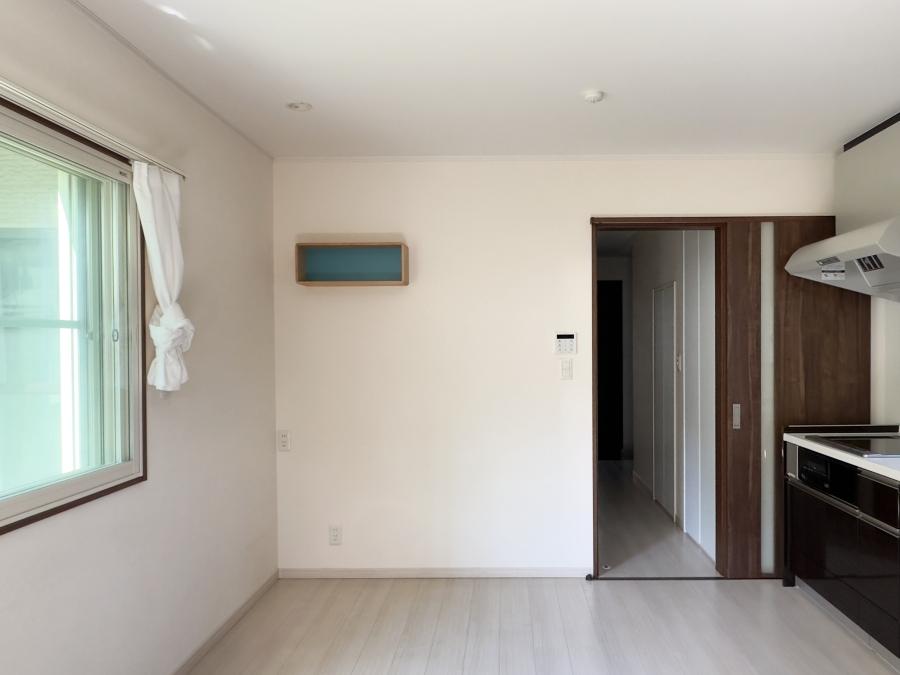 鎌倉市台の賃貸物件/ダイニング｜腰窓の向こうはちょうどお隣の庭なので明るい