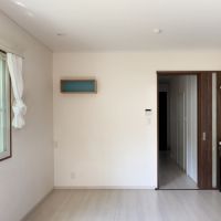 鎌倉市台の賃貸物件/ダイニング｜腰窓の向こうはちょうどお隣の庭なので明るい