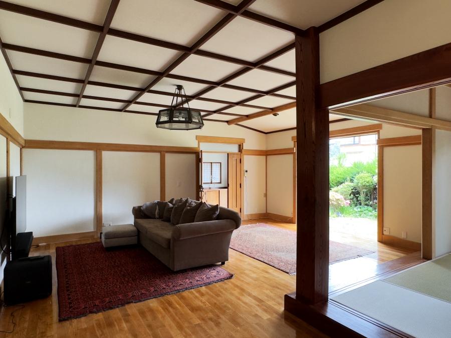 葉山町堀内の売買物件/1階リビング｜一般宅ではあまり見かけない格天井の広い空間