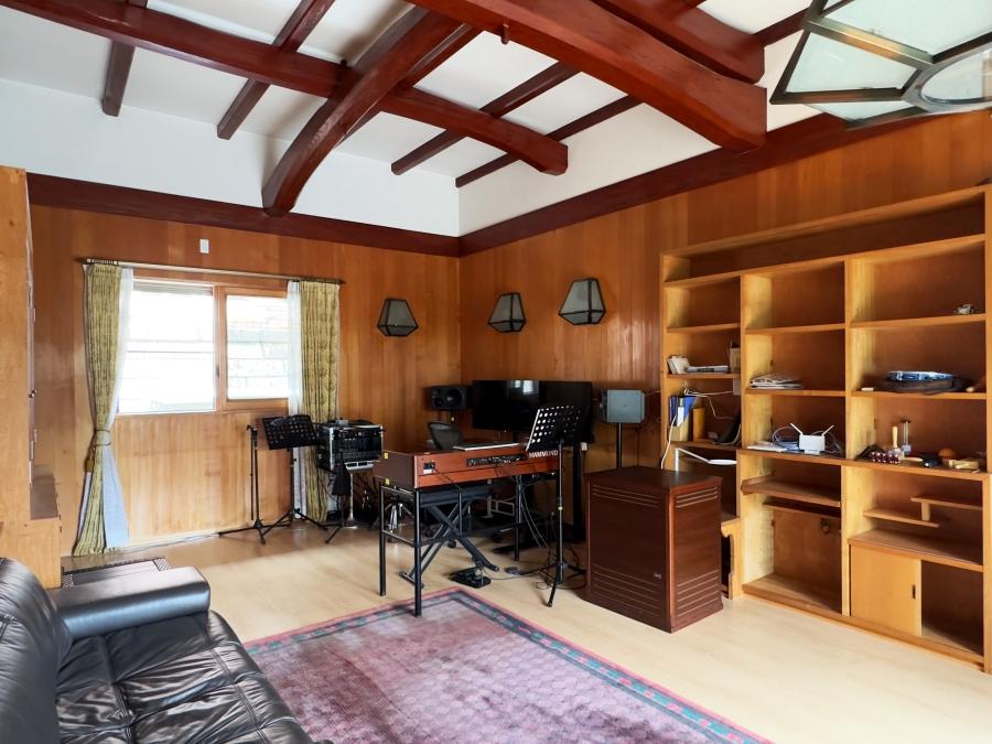 葉山町堀内の売買物件/1階洋室｜この部屋だけRC造で防音工事を行っているので楽器演奏も可能です