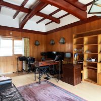 葉山町堀内の売買物件/1階洋室｜この部屋だけRC造で防音工事を行っているので楽器演奏も可能です