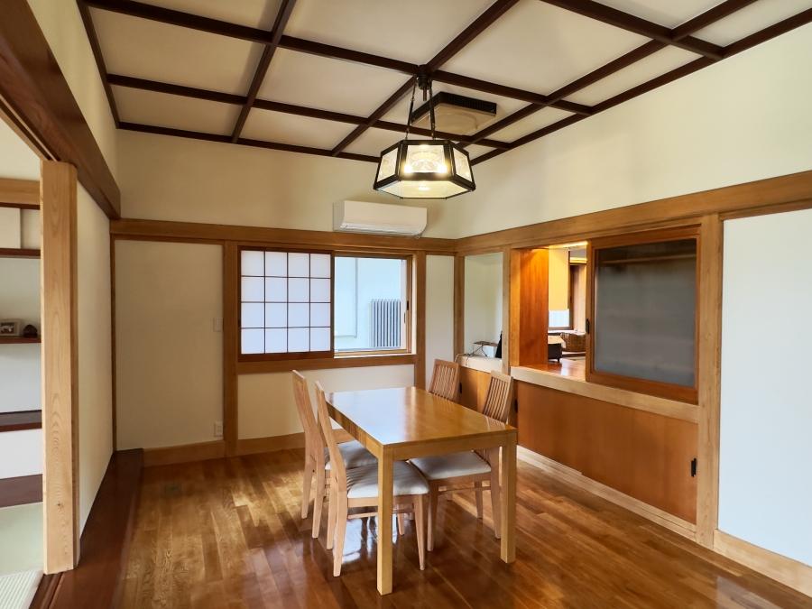 葉山町堀内の売買物件/ダイニング｜奥の引き戸でキッチンと繋がっています